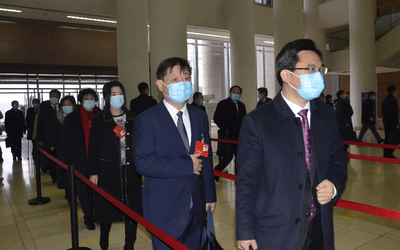 出席會議的代表們步入會場。 張代生攝