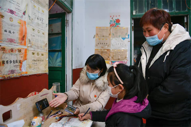 臨沭街道龍山小學(xué)陳艷霞老師在學(xué)生傅佳家中走訪，指導(dǎo)網(wǎng)上學(xué)習(xí)。