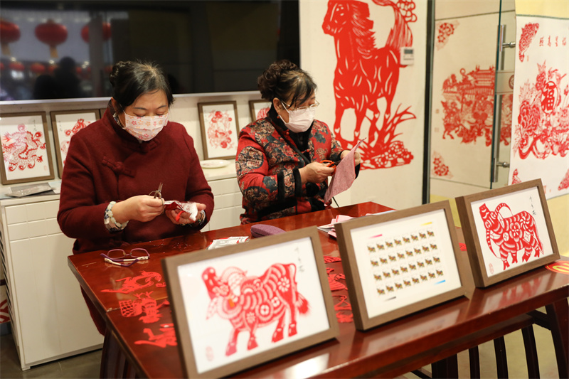 文化進萬家，山東非遺年貨大集熱鬧開啟。圖為高密剪紙。山東省文旅廳供圖