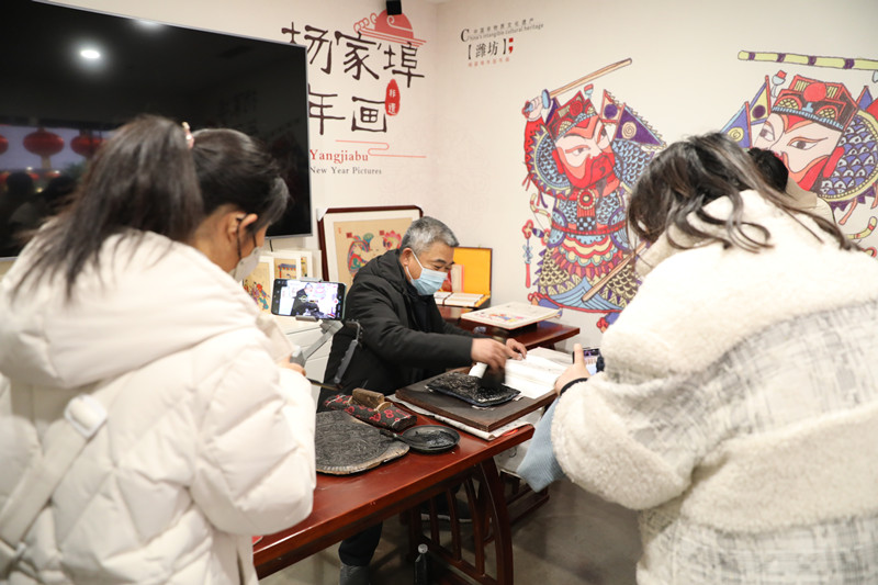 文化進(jìn)萬家，山東非遺年貨大集熱鬧開啟。圖為楊家埠年畫。山東省文旅廳供圖