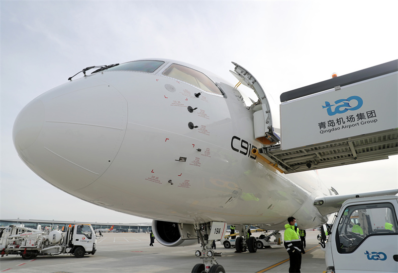 1月15日，全球首架C919國(guó)產(chǎn)大飛機(jī)抵達(dá)青島膠東國(guó)際機(jī)場(chǎng)進(jìn)行驗(yàn)證飛行。張進(jìn)剛攝