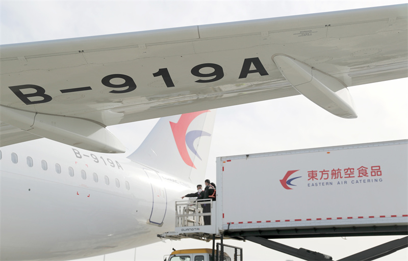 1月15日，全球首架C919國產大飛機抵達青島膠東國際機場進行驗證飛行。張進剛攝