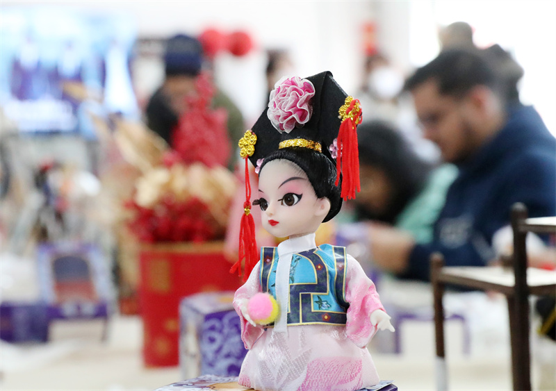 留學(xué)生在制作絹人工藝品。張進(jìn)剛攝