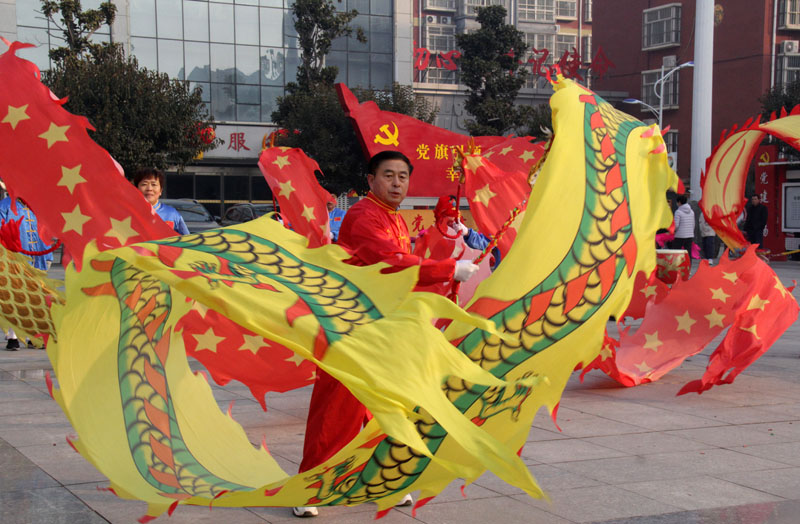 1月22日，大年初一，山東省聊城市茌平區(qū)振興街道前曹村，村民們舞起金龍、打起大鼓，歡歡喜喜過大年。史奎華攝