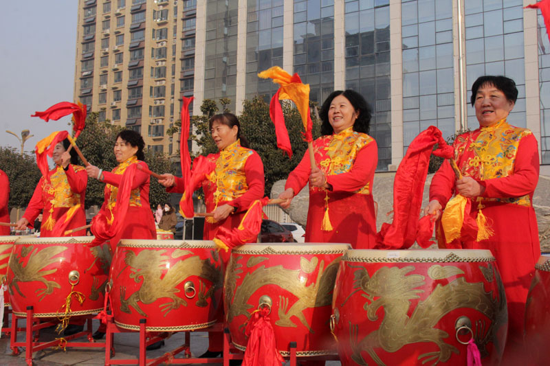 敲起幸福鼓，歡歡喜喜過大年。 史奎華攝