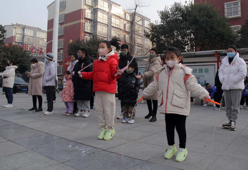 村民們歡歡喜喜過大年。圖為孩子舉行跳繩比賽。史奎華攝