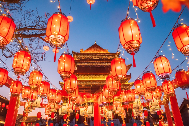 山東日照莒國古城被花燈裝扮的流光溢彩。陳光金攝。