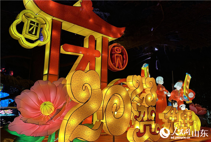 兔年花燈深具節(jié)日氣氛，體現(xiàn)新年新氣象。 人民網(wǎng) 喬姝攝