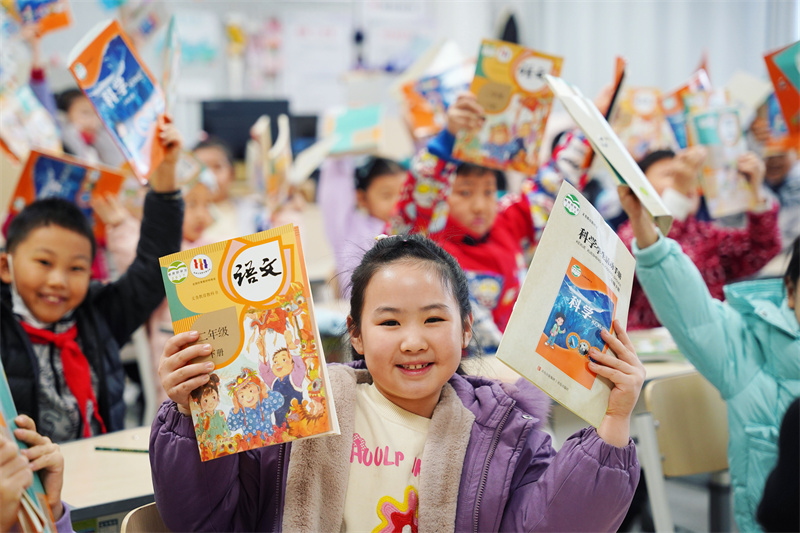 開學(xué)首日，孩子們早已迫不及待地進入校園。周晗攝