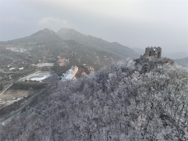 2月10日，山東日照五蓮大青山風(fēng)景區(qū)現(xiàn)霧凇景觀，銀裝素裹、滿(mǎn)山晶瑩。張弘攝