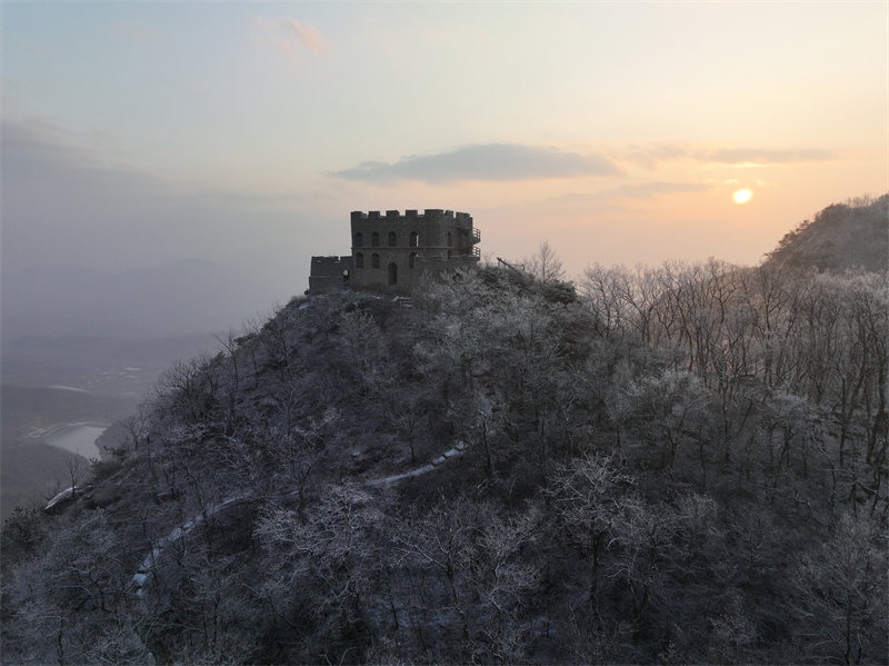 2月10日，山東日照五蓮大青山風景區(qū)現(xiàn)霧凇景觀，不是雪景更勝雪景。張弘攝