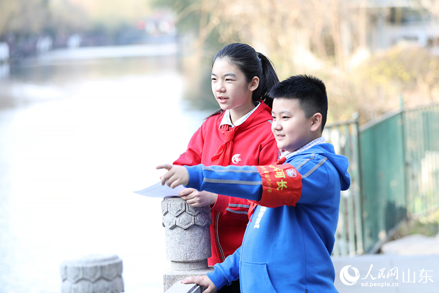 “小河長(zhǎng)”們正在護(hù)城河邊巡河。人民網(wǎng) 劉祺攝