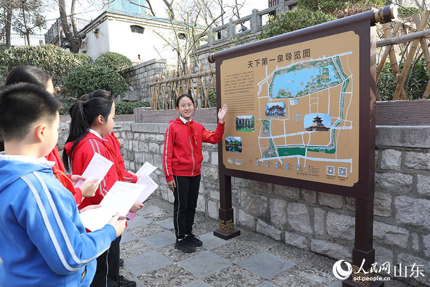 介紹巡河路線和環保知識。人民網 劉祺攝
