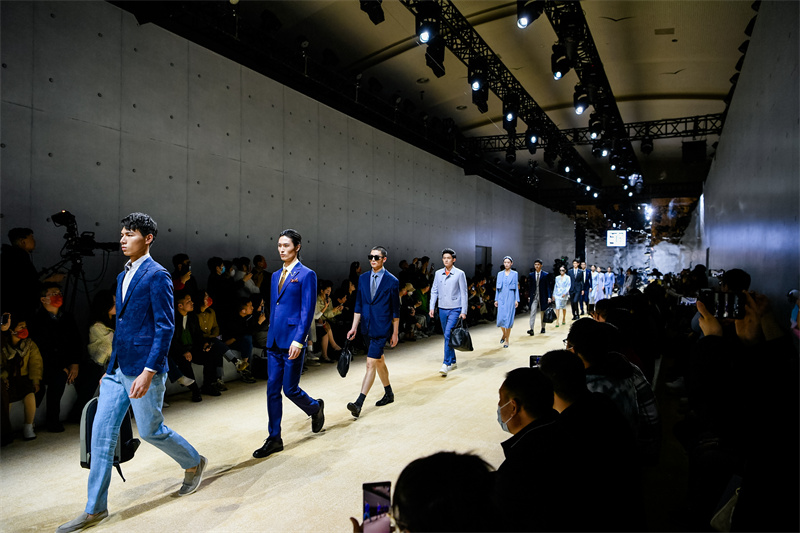 3月4日，民族服裝定制品牌隆慶祥2023春夏大秀在青島開(kāi)啟。隆慶祥供圖