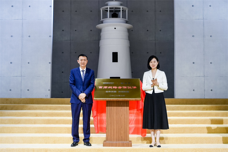 6）隆慶祥與中國紡織工業聯合會會刊《紡織服裝周刊》共同揭牌，達成“首席戰略合作伙伴”關系。隆慶祥供圖