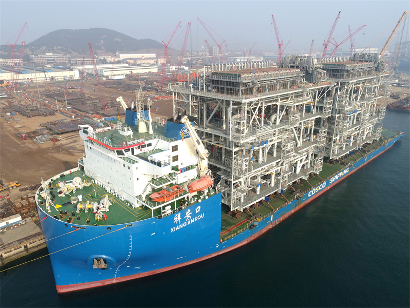 標(biāo)志著全球首例一體化建造液化天然氣工廠35個(gè)模塊全部交付。張進(jìn)剛攝
