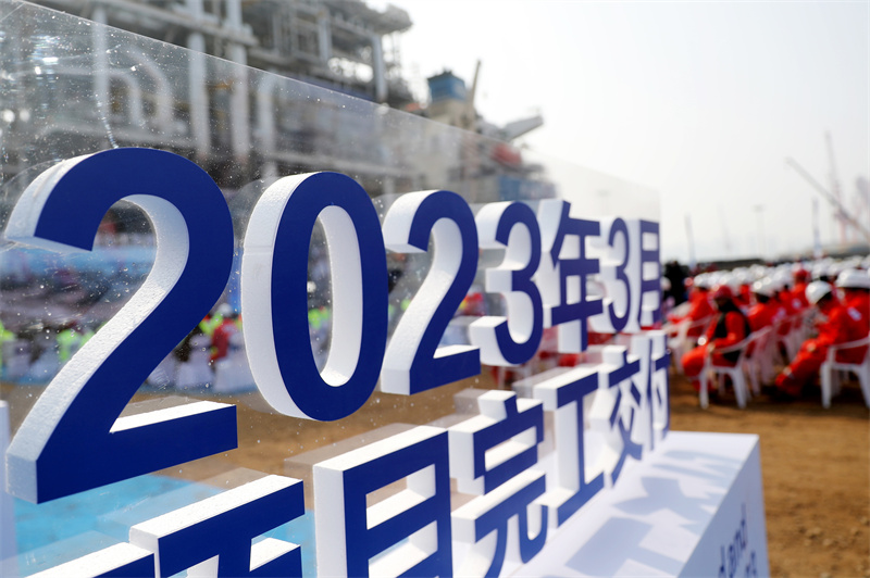 3月7日，全球首例一體化建造LNG模塊化工廠在青島西海岸新區完工交付。張進剛攝