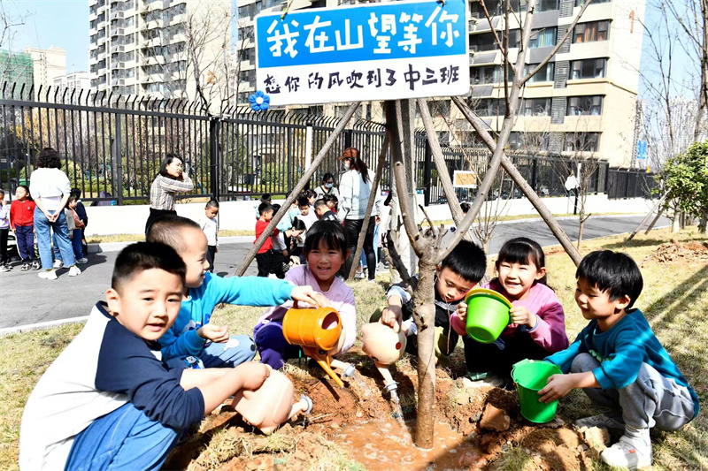 參與植樹活動,讓孩子們更加親近自然。李天藝攝