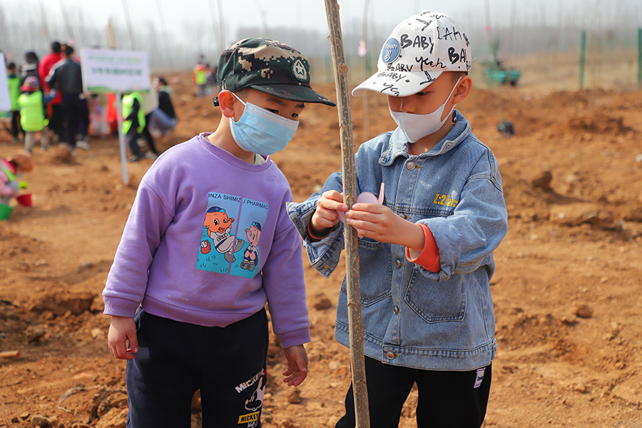 圖為日照市群眾參加“踐行雙碳戰略 守護綠水青山”公益植樹活動。田洪祥攝