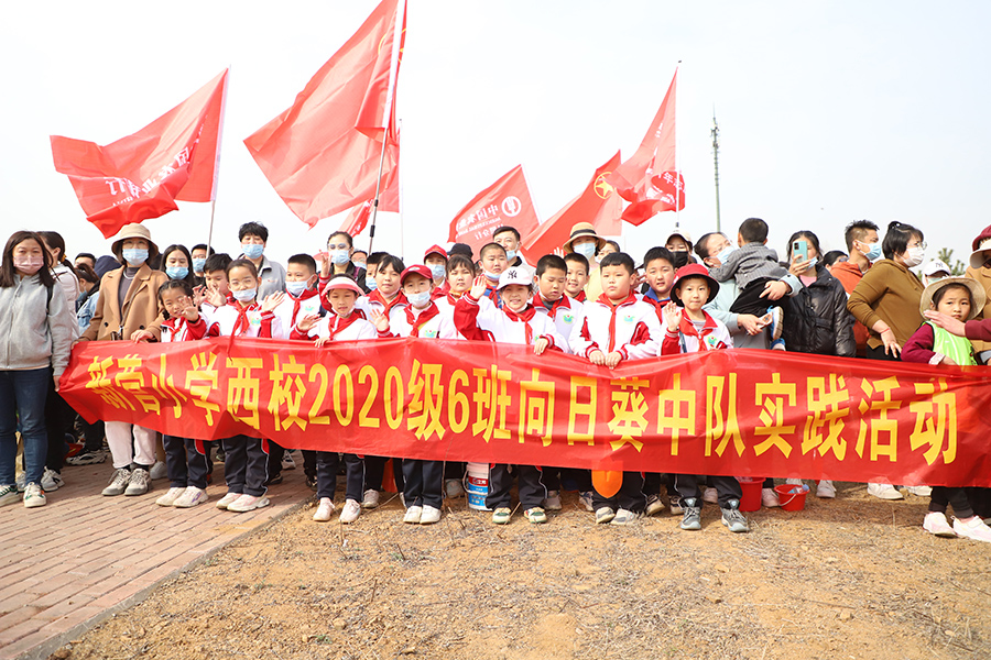 圖為日照市群眾參加“踐行雙碳戰略 守護綠水青山”公益植樹活動。田洪祥攝