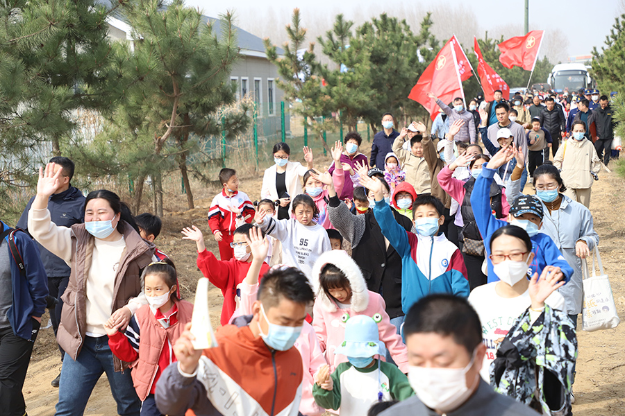圖為日照市群眾參加“踐行雙碳戰略 守護綠水青山”公益植樹活動。田洪祥攝
