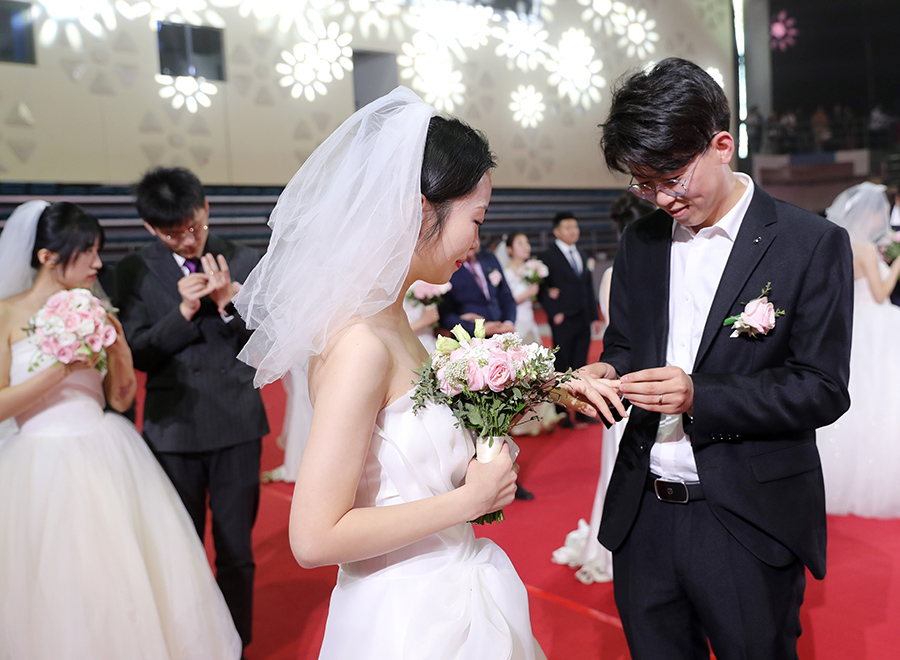 4月8日，新人們?cè)诨ゴ鲗W(xué)校為每對(duì)新人準(zhǔn)備的婚戒。張進(jìn)剛攝