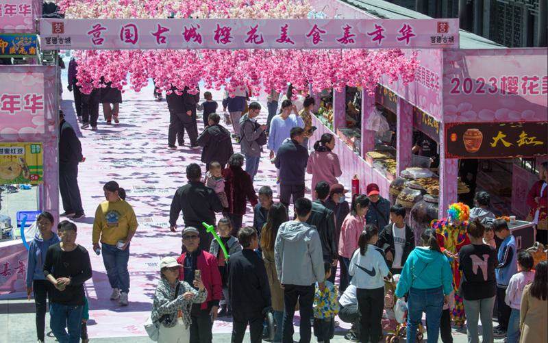 莒國(guó)古城游人如織。嚴(yán)洪博攝