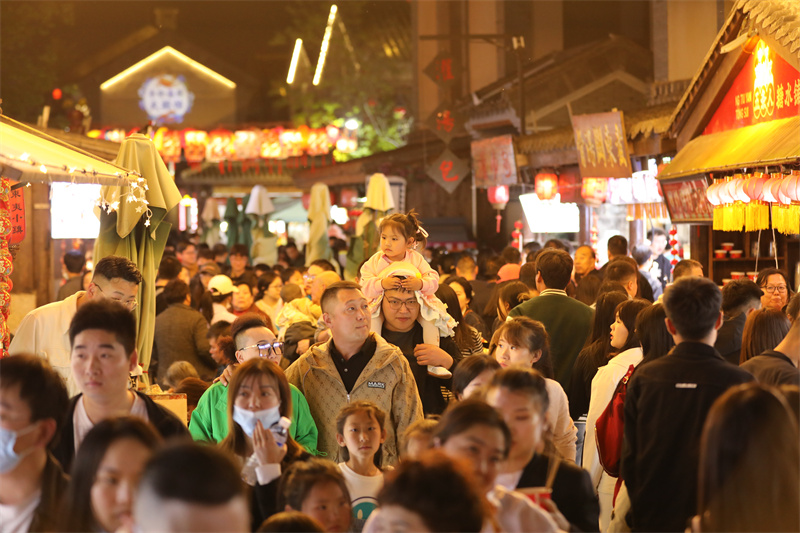 夜幕降臨，日照東夷小鎮(zhèn)人頭攢動。宋年升攝