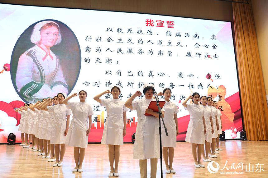 準護士們莊嚴宣誓。人民網記者 劉祺攝