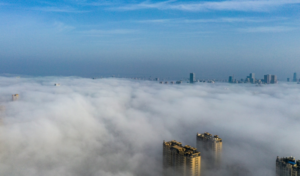 日照市東港區(qū)沿海出現(xiàn)平流霧景觀。葉連俊攝