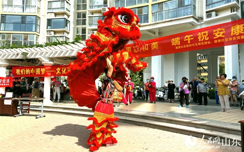 6月21日,濟(jì)南市市中區(qū)二七新村街道建南社區(qū)舉行“鄰里家和美,端午祝安康”活動(dòng)。精彩的舞獅表演,寄托民眾消災(zāi)除害、求吉納福的美好愿望。人民網(wǎng) 喬姝攝
