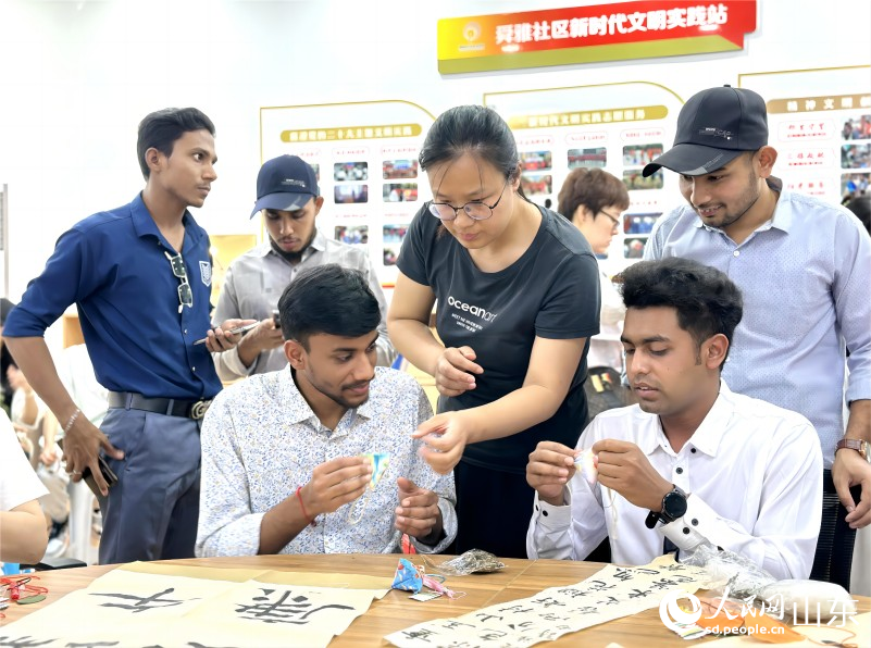 端午佩香囊,有辟邪驅(qū)瘟之意,且有襟頭點綴之用。6月20日,濟(jì)南市市中區(qū)舜耕街道舜雅社區(qū)聯(lián)合濟(jì)南職業(yè)學(xué)院開展“中華優(yōu)秀傳統(tǒng)文化體驗進(jìn)社區(qū)”活動。來自孟加拉國的留學(xué)生走進(jìn)社區(qū),學(xué)習(xí)香囊的制作方法,體驗中華優(yōu)秀傳統(tǒng)文化的魅力。人民網(wǎng) 喬姝攝