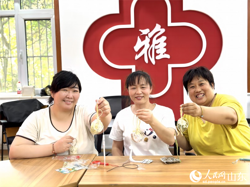 6月20日，濟南市市中區舜耕街道舜雅社區新時代文明實踐站開展“中華優秀傳統文化體驗進社區”活動，社區居民們一起縫制香囊，迎接端午，祈福納吉，驅災避邪。人民網 喬姝攝
