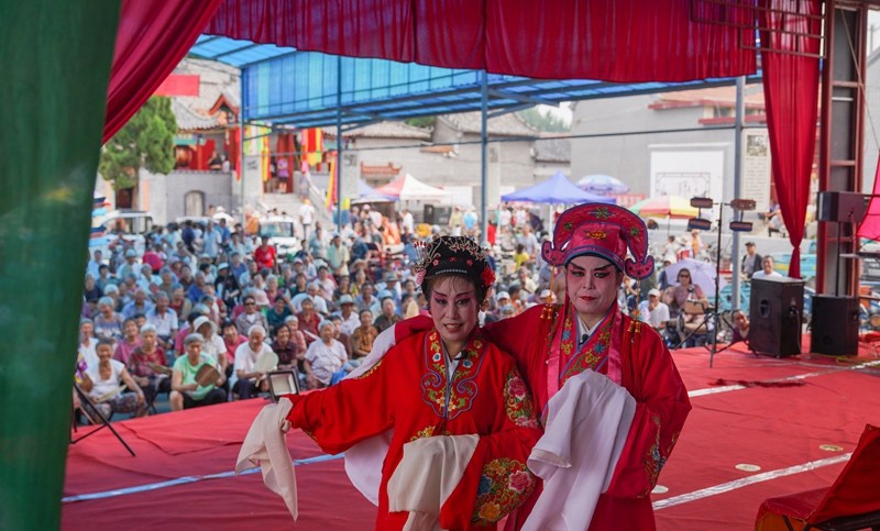 7月23日，山東省鄒平市臨池鎮紅廟村廟會上，地方戲劇團在為村民演出五音戲。董乃德攝