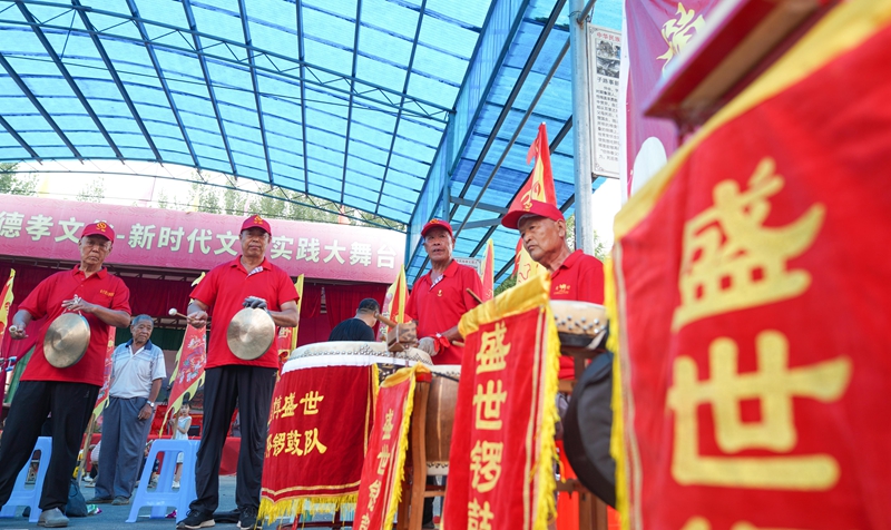 7月23日，山東省鄒平市臨池鎮紅廟村廟會上，地方鑼鼓隊表演《喜慶鑼鼓》。董乃德攝
