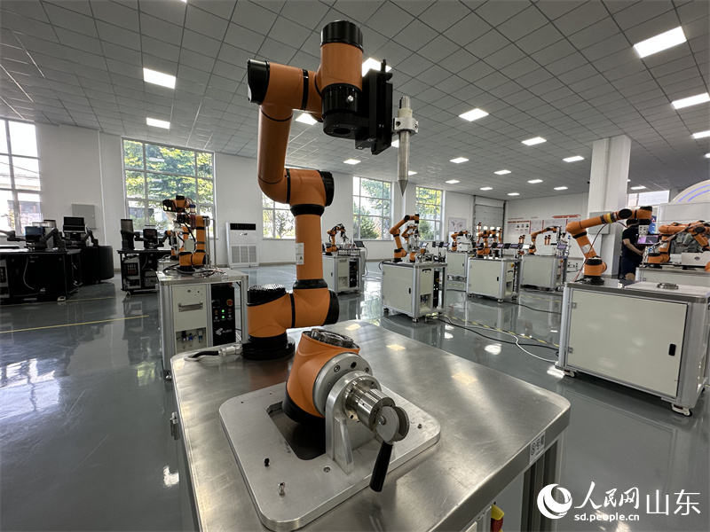 遨博（山東）智能機器人有限公司的六軸協作機器人，正在演示工業場景中的模塊組裝。人民網記者 談媛攝