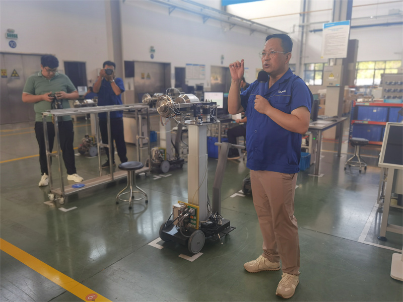 “高質量發展調研行”采訪團來到位于山東淄博市的山東新華醫療器械股份有限公司調研，工作人員王波在進行講解。淄博市委宣傳部供圖