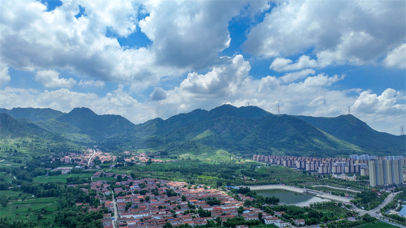 山東省鄒平市青陽(yáng)鎮(zhèn)壯美山色景象。