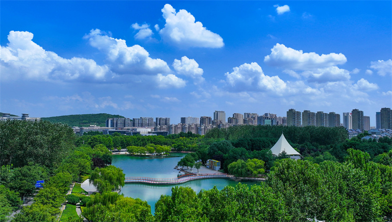 山東省鄒平市城區公園連心湖景象。