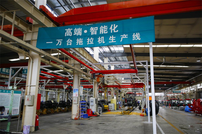 山東五征集團(tuán)有限公司工人在車間組裝生產(chǎn)大型農(nóng)機(jī)設(shè)備，現(xiàn)場(chǎng)一片繁忙。王濤攝