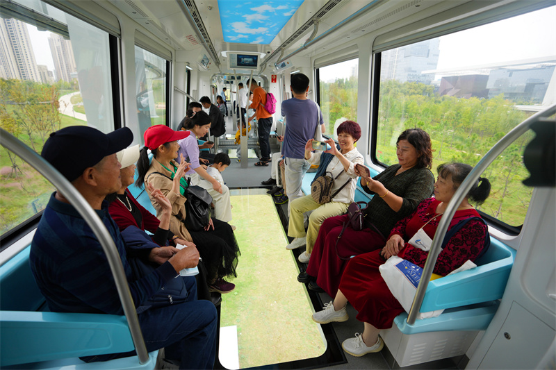 9月26日，乘客在體驗(yàn)我國(guó)首列商用空軌列車(chē)。張進(jìn)剛攝