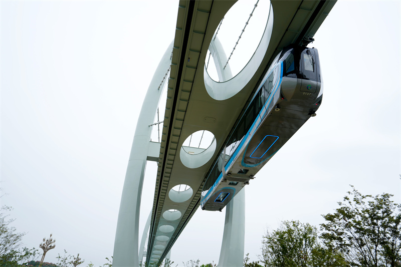 9月26日,我國首列商用空軌列車投入運營。姜超攝