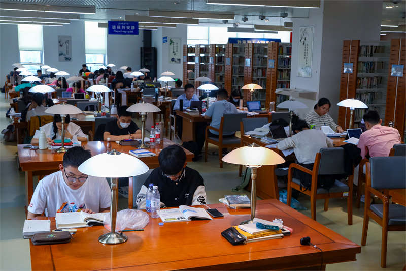 在山東省日照市圖書館內(nèi)，讀者正在雅致的環(huán)境中讀書、學(xué)習(xí)。張明慷攝