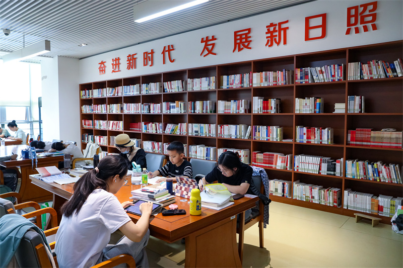 在山東省日照市圖書館內(nèi)，讀者正在雅致的環(huán)境中讀書、學(xué)習(xí)。張明慷攝