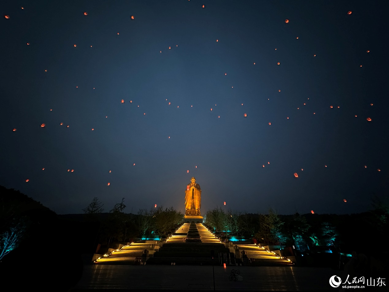 孔明燈緩緩升起,點亮夜色尼山。人民網(wǎng) 鄭昕橋攝