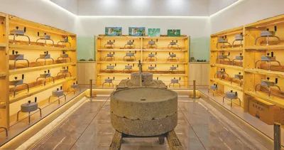 圖為趙氏石磨博物館展廳展示的傳統石磨和石磨文創產品。受訪者供圖