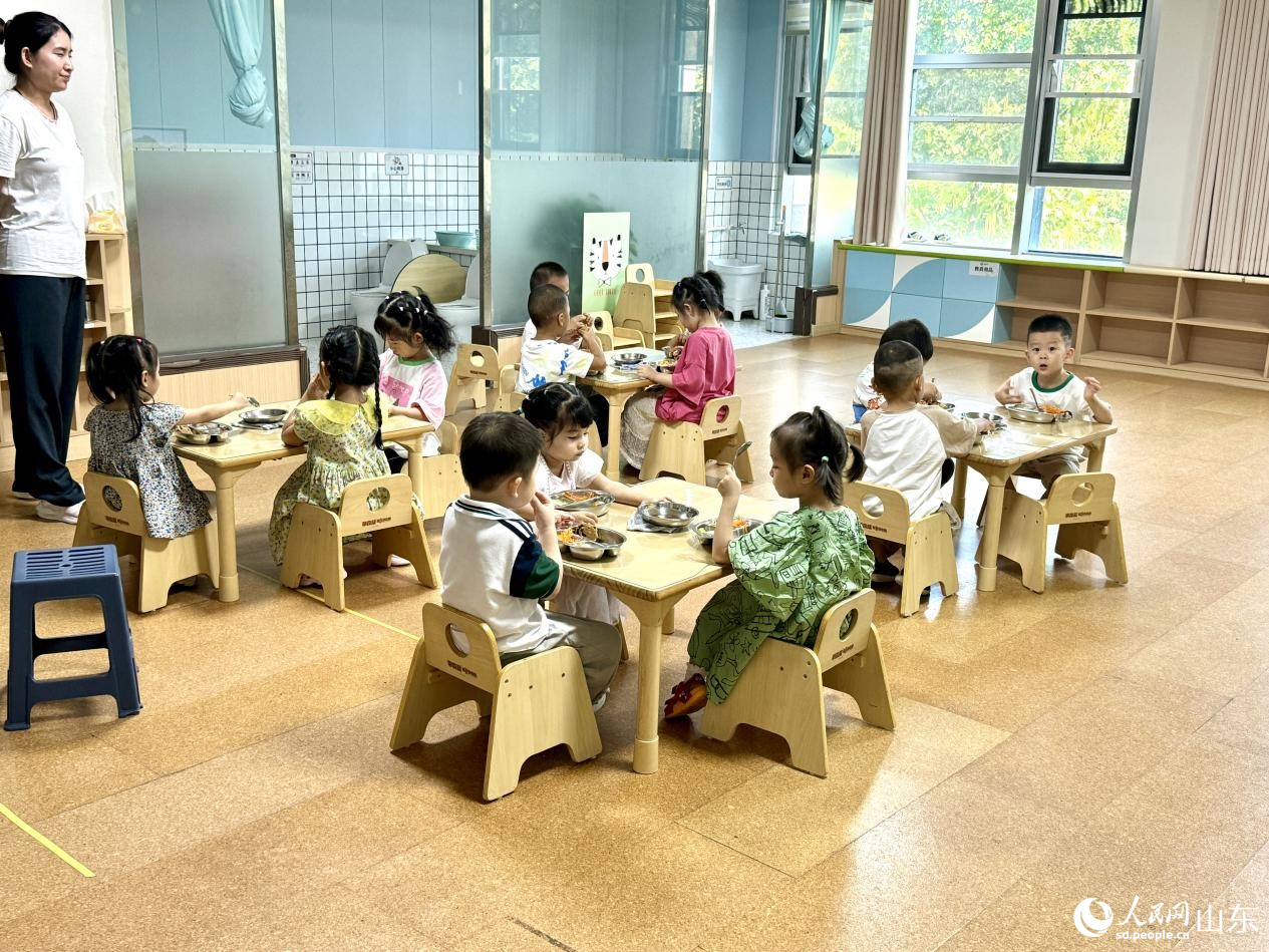 正在獨(dú)立用餐的小朋友們。人民網(wǎng) 鄭昕橋攝。