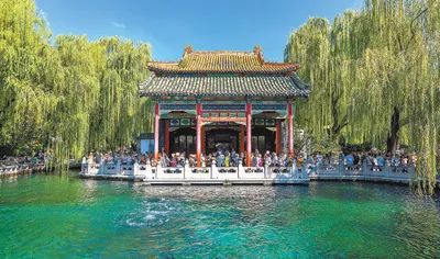 濟南被譽為“泉城”。圖為“天下第一泉”趵突泉。徐 舟攝（新華社發(fā)）
