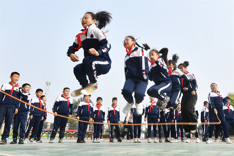 2024年10月10日，在山東青島普新小學(xué)的課間活動上，學(xué)生們在跳大繩鍛煉身體。