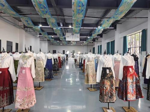 “有愛云倉”漢服生產直播基地內的部分漢服展出。周致嘯 攝